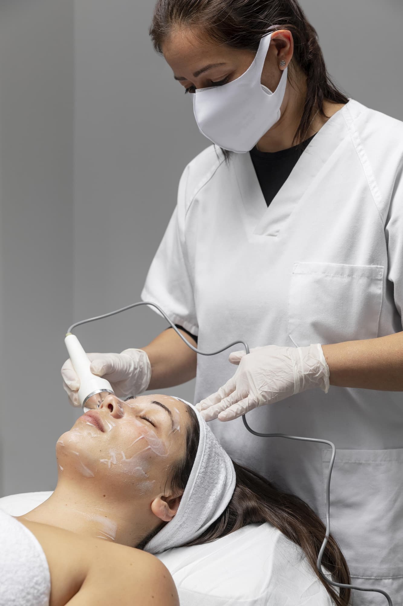 Persona recibiendo tratamiento facial